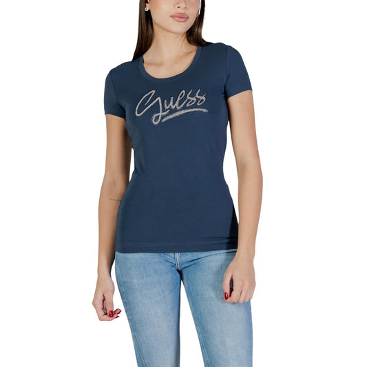 T-shirt blu a maniche corte da donna Guess SS CN GUESS SCRIPT TEE W6RI24 J1314 Realizzata in morbido jersey di cotone elasticizzato (95% cotone, 5% elastam/lycra), offre una vestibilità aderente e confortevole, ideale per valorizzare la silhouette. Il logo Guess, impreziosito da dettagli luminosi sul petto Vista frontale