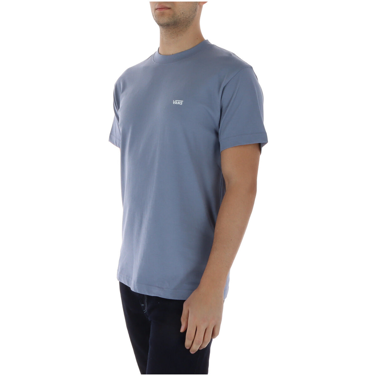 Vans Left Chest Tee; regular fit, taglio lungo, 100% cotone. La t-shirt bianca iconica ed essenziale per lo stile quotidiano. Colore azzurra, vista frontale Laterale