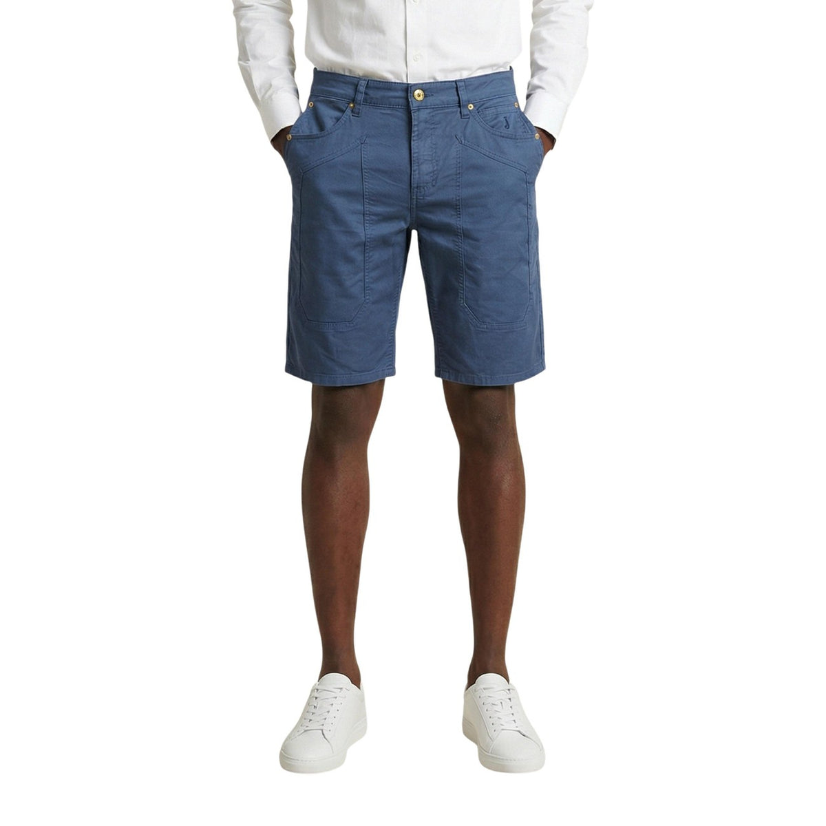 Bermuda Jeckerson Jayden Slim; 98% Cotone, 2% Elastam. Modello 5 tasche con toppe iconiche, tessuto stretch leggero. Short uomo raffinati e confortevoli, Made in Italy. Colore blu. Vista frontale