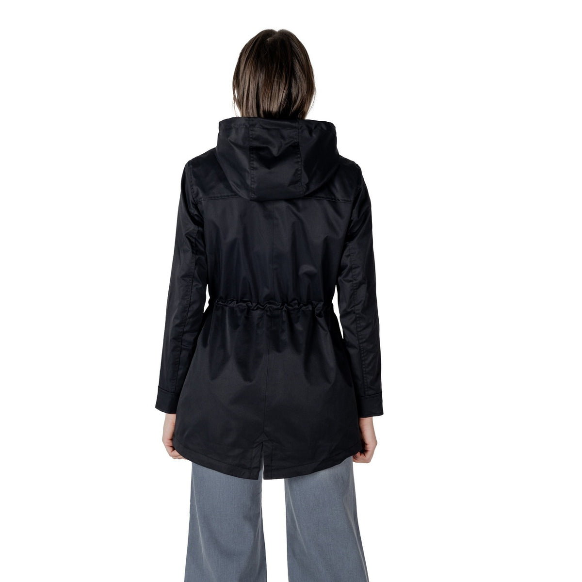 Only ONLLOUISE Parka CC LIFE OTW; giacca nera donna con cappuccio e coulisse in vita, 100% poliestere, tasche funzionali e vestibilità regolare regolabile, stile urban versatile. Vista posteriore