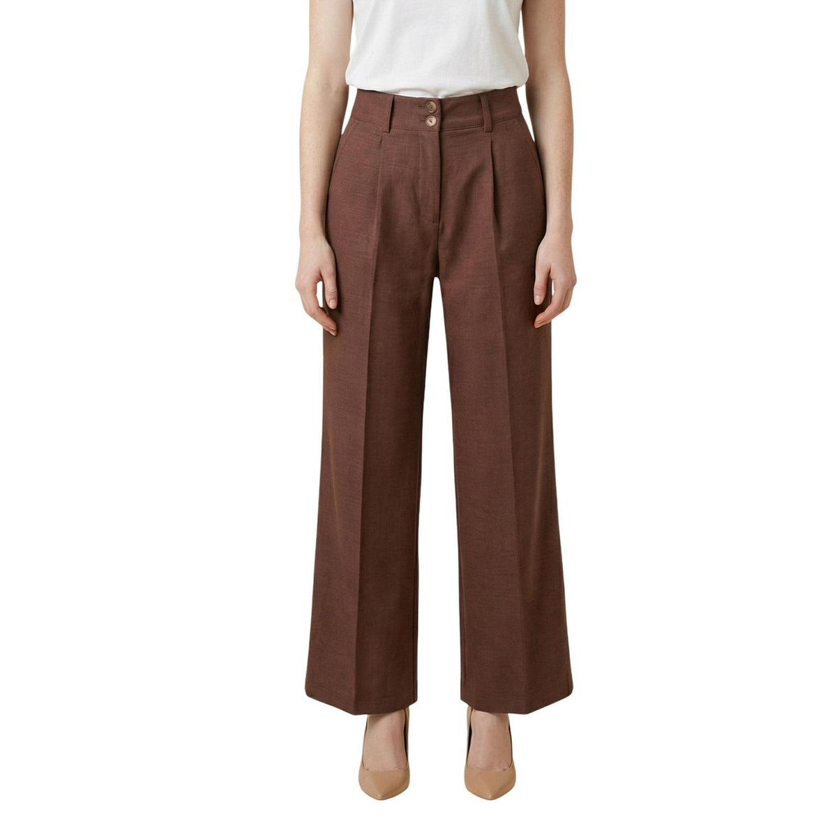 Artigli Pantaloni Palazzo Due Bottoni; pantalone marrone sartoriale a vita alta con piega centrale. Vestibilità ampia, tessuto resistente e stile sofisticato. Vista frontale
