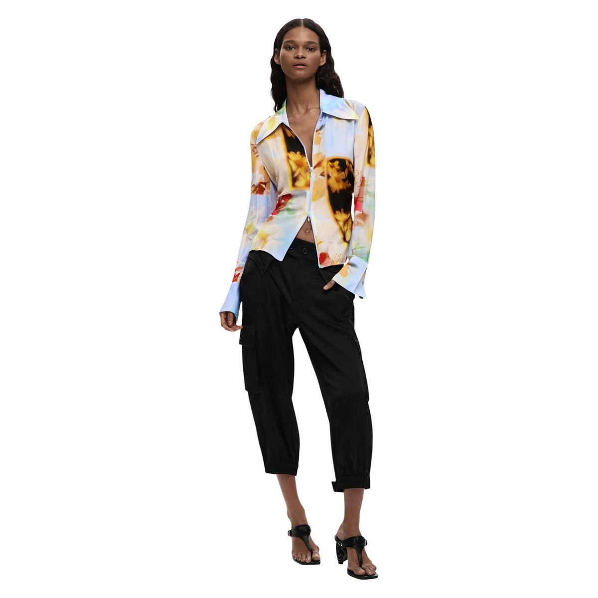 Camicia Drappeggiata SS26; viscosa riciclata, fit slim, chiusura lampo, stampa astratta. Il perfetto equilibrio tra eleganza fluida e design sostenibile. Figura intera