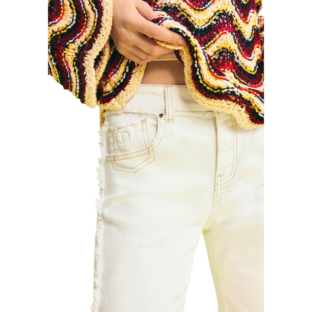 Jeans flare Desigual; denim con ricami laterali, dettagli sfrangiati, fit svasato. Collezione SS26, design Barcellona.
