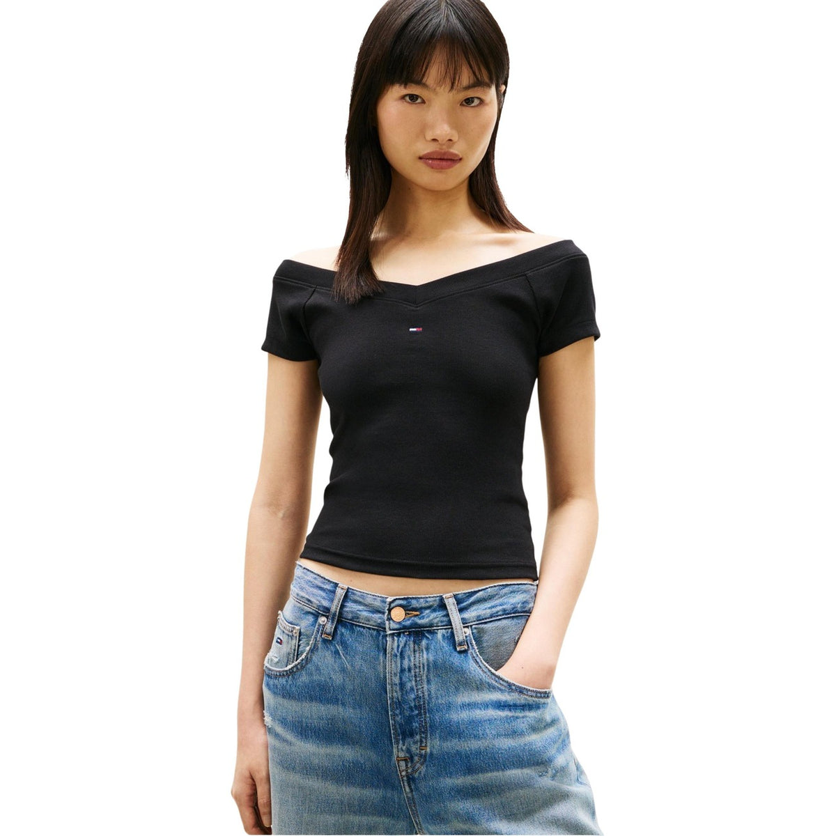 T-shirt Slim Fit scolllata a V; taglio corto, morbida al tatto, logo ricamato. Colore tinta unita Colore nero. Vista frontale