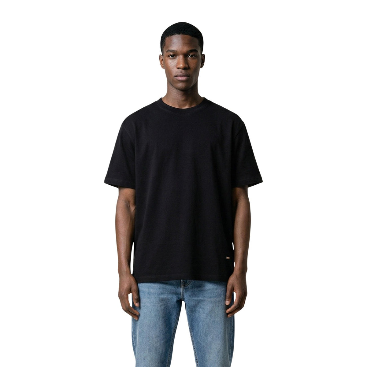 Gianni Lupo GL320SX-S26 Tee; 100% cotone, girocollo, dettaglio sartoriale sull'orlo. La maglia versatile ed essenziale per la stagione Primavera/Estate. Colore nero vista frontale