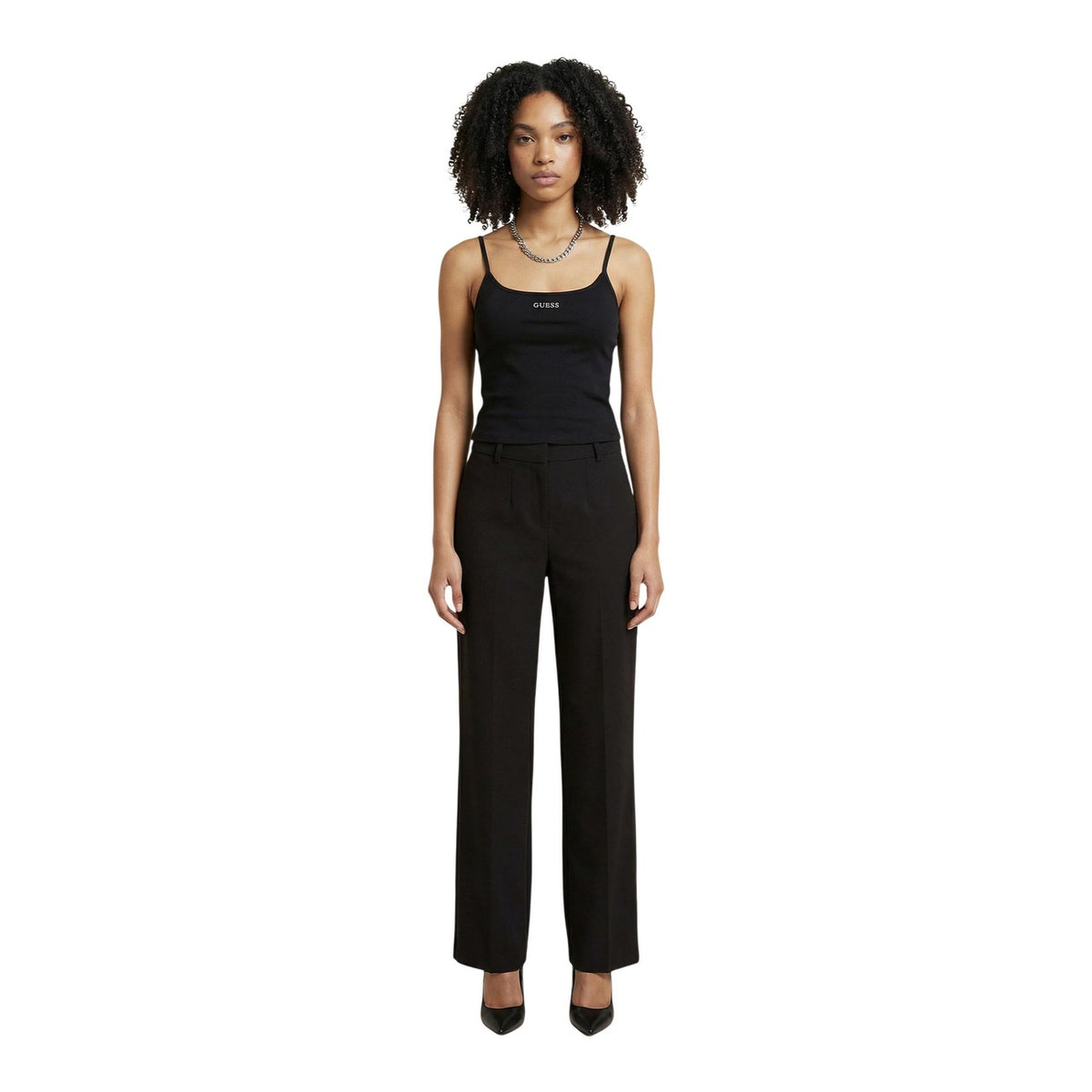 canotta nera da donna Guess JASMINE TOP. Realizzata con una composizione di 91% Lyocell e 9% Elastam/Lycra. sottili spalline e linea aderente. logo GUESS applicato sul petto Vista frontale Figura intera