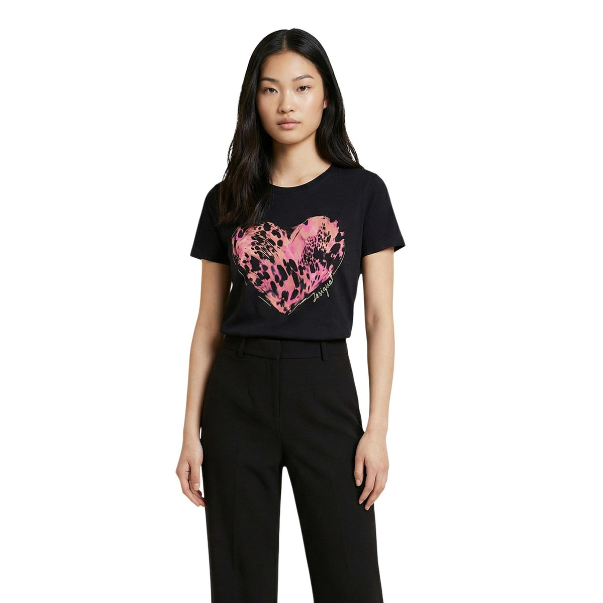 T-shirt nera Desigual in 100% cotone con stampa cuore effetto animalier, vestibilità regolare e girocollo, stile originale e colorato. Vista frontale