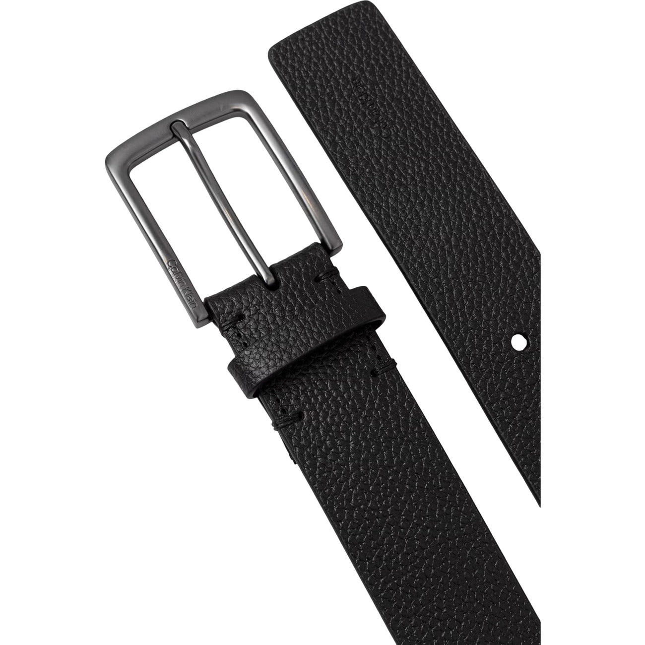 Cintura Uomo Calvin Klein 35mm; Nero. 100% Vera pelle effetto grana martellata, fibbia ad ardiglione quadrata in metallo satinato con logo inciso. Stile casual-chic 4 stagioni. Vista fibbia