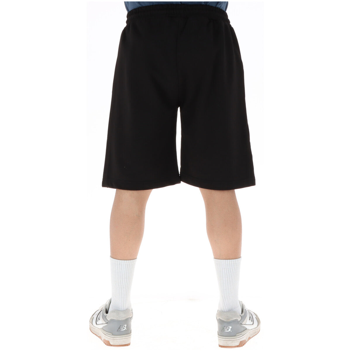 Bermuda ICON Gold Logo; 87% Cotone, 13% Poliestere. Nero con stampa oro laminata, vita con lacci, tasche a filo. Short uomo eleganti e sportivi, Made in Italy, stagione PE26. Vista posteriore