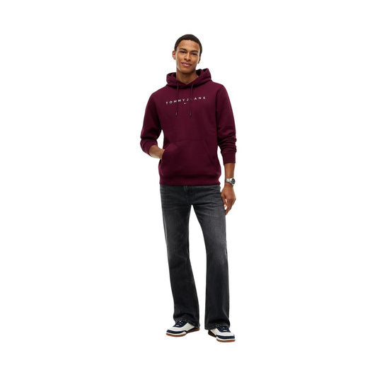 Felpa Tommy Jeans uomo Calypso Berry DM0DM20746. Felpa con cappuccio e tasca a marsupio in cotone e poliestere, vestibilità regular con bordi a costine e logo classico stampato sul petto, abbigliamento uomo autunno inverno.