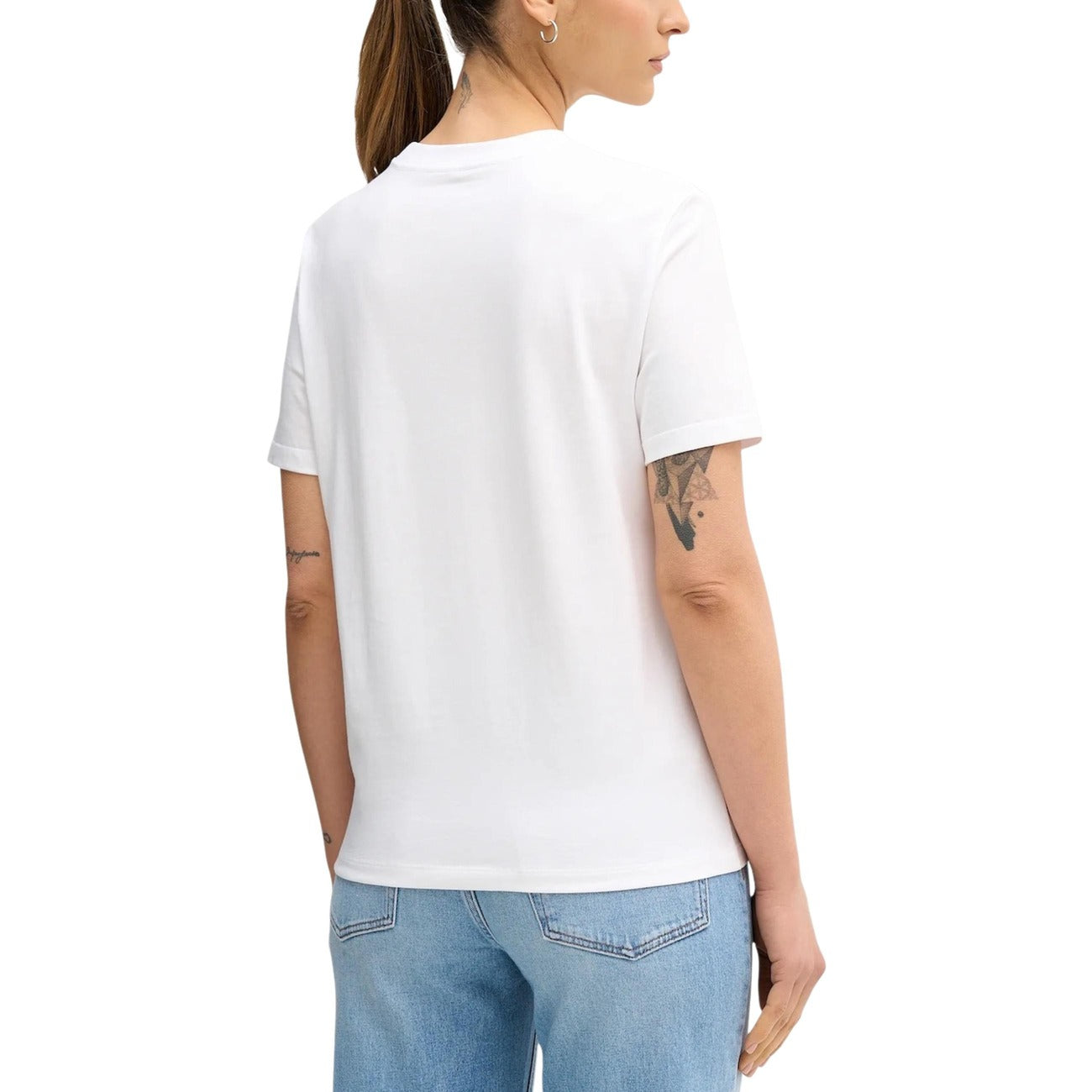 T-shirt Calvin Klein Jeans donna bianca con logo - vista posteriore retro indossata da modello