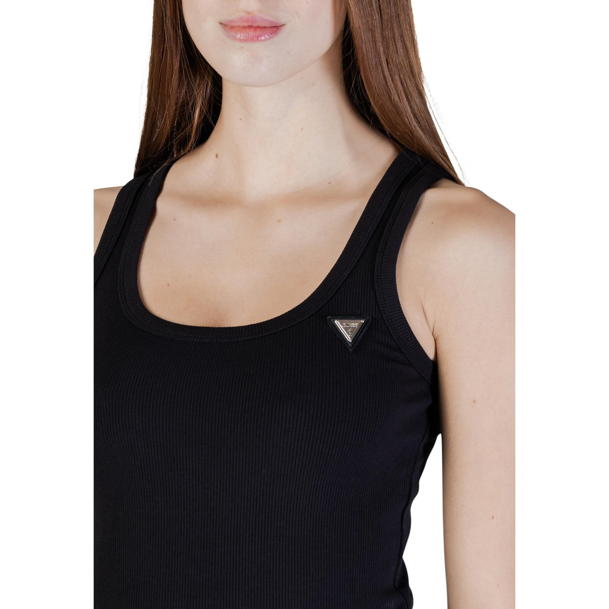 Canotta Guess Active COLETTE RIB TANK a costine donna nera smanicato scollo tondo 94% viscosa 6% elastan - vista frontale indossata da modello dettaglio scollo e logo