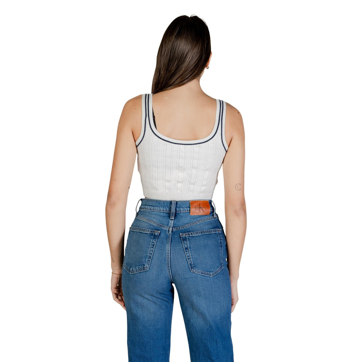 Crop Top Tommy Jeans; Bianco. 88% Cotone Organico. Maglia intrecciata con bandierine all-over, profili a contrasto e scollo ovale. Taglio corto e aderente, stile preppy moderno. Posteriore
