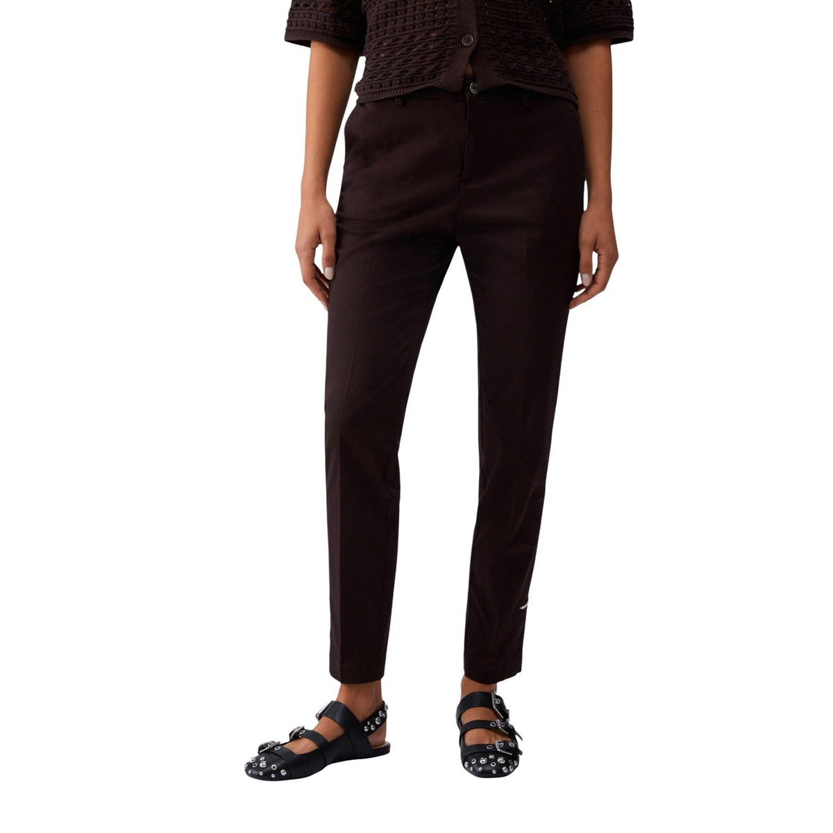 Liu Jo Chino Chic WA6474; cotone-modal stretch, fit regolare, tasche laterali, passanti cintura. L'essenziale Liu Jo per uno stile raffinato in ogni stagione Colore marrone. Vista frontale