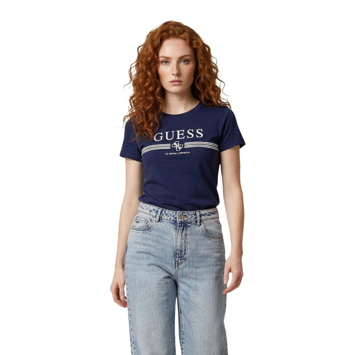 Guess Siena SS CN Tee; blu con stampa logo, 95% cotone e 5% elastam. La t-shirt stretch morbida e raffinata per la stagione estiva. Vista frontale