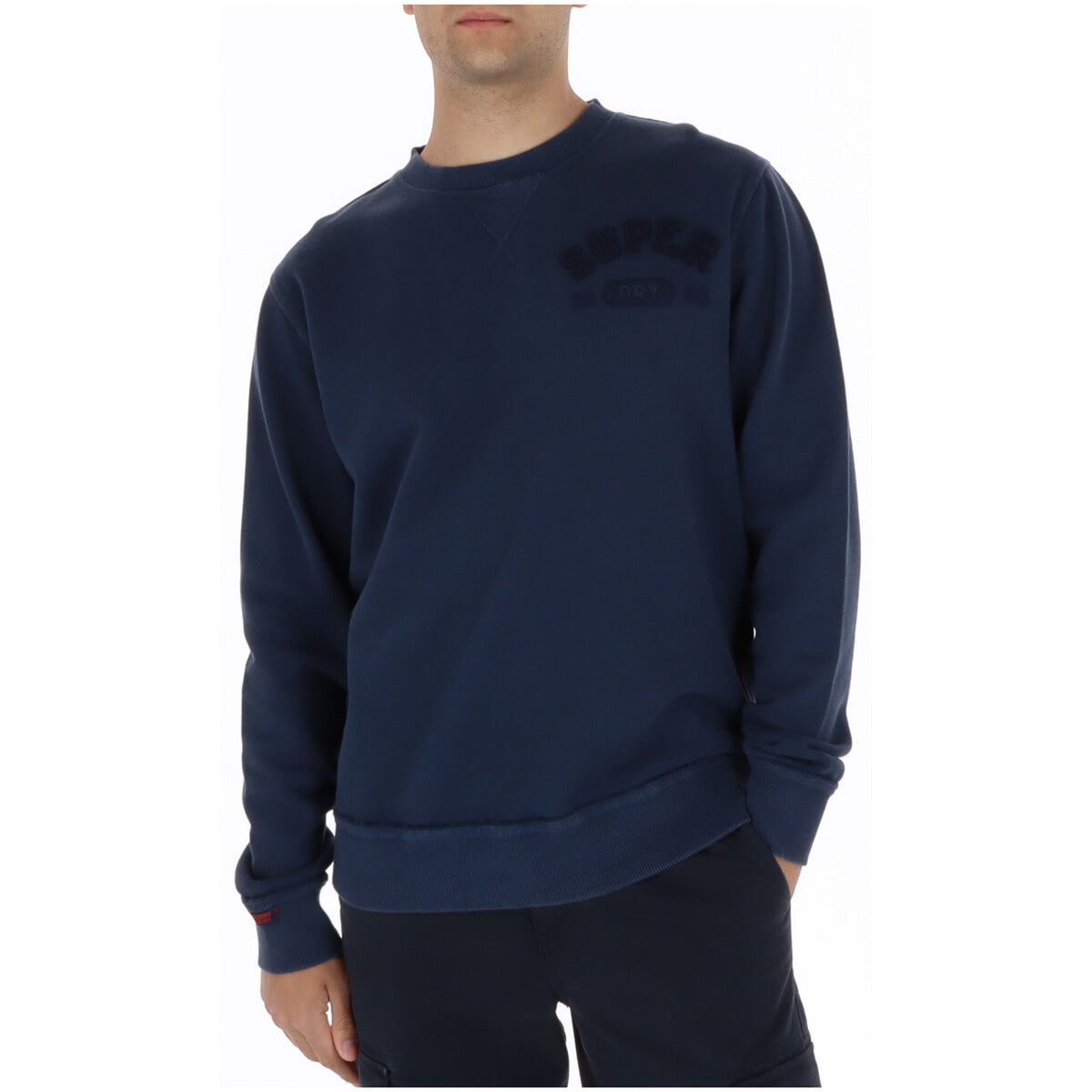 Felpa Superdry Vintage Athletic Tonal; Loose Fit. Colore blu, scritte ricamate, finiture a costine. Maglia uomo girocollo premium, morbida e traspirante per la PE26. Vista frontale
