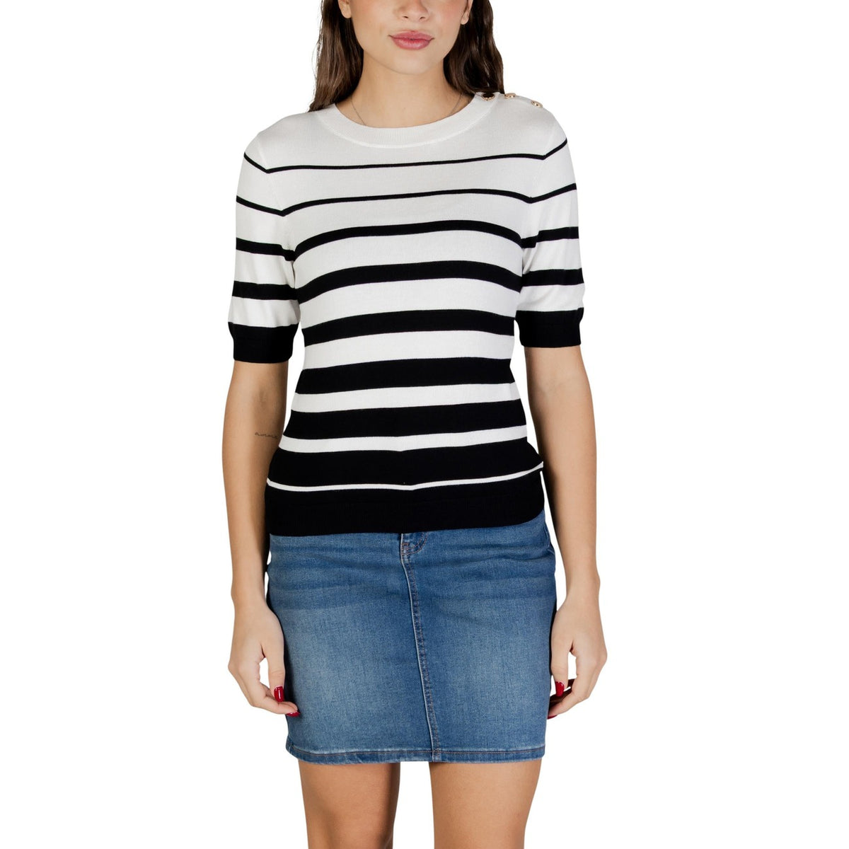 Maglia Morgan De Toi donna bianca nera a righe con bottoni manica corta scollo tondo 70% viscosa 30% poliammide - vista frontale indossata da modello