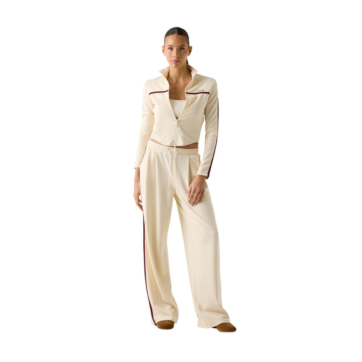 Guess felpa beige con zip Jasmine Full Zip Sweatshirt; mix cotone e tessuti ecologici (Lyocell/Modal), chiusura lampo, senza cappuccio. Comfort elastico e stile active-urban.Vista frontale Figura intera