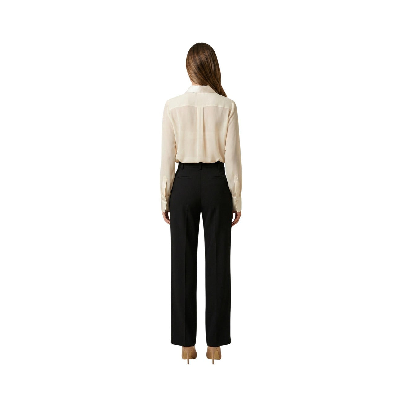 Camicia Artigli ACCA004350; Dettagli in raso. Bottoni gioiello, 100% poliestere, vestibilità regolare. Camicia donna elegante, leggera e facile da stirare per look business-chic. Vista posteriore figura intera