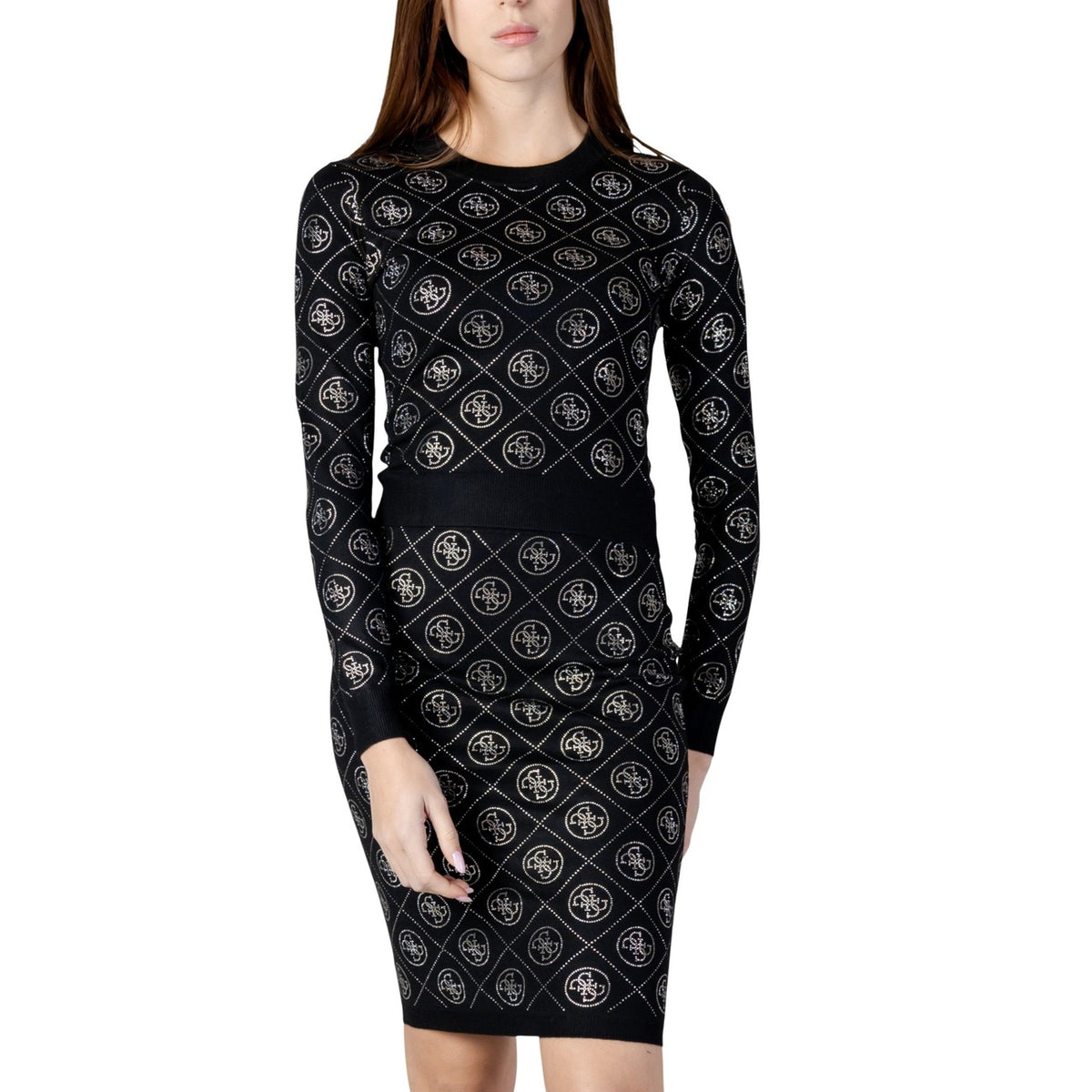 Maglione Guess 4G Strass; Misto Lana Riciclata. Vestibilità regular, maniche lunghe, logo gioiello. Maglia donna calda, luminosa ed ecosostenibile. Colore nero vista frontale