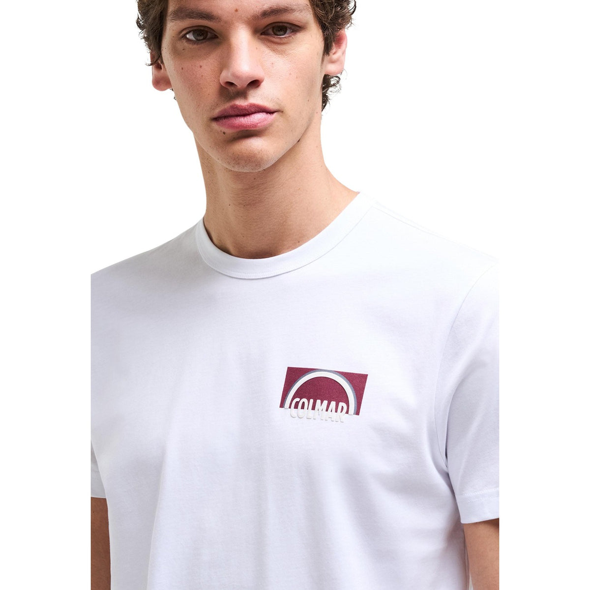 T-shirt Colmar Originals bianca uomo 7547 6SH. Maglietta da uomo bianca a maniche corte in 100% cotone con girocollo e logo Colmar a contrasto sul petto, t-shirt casual e sportiva 4 stagioni.