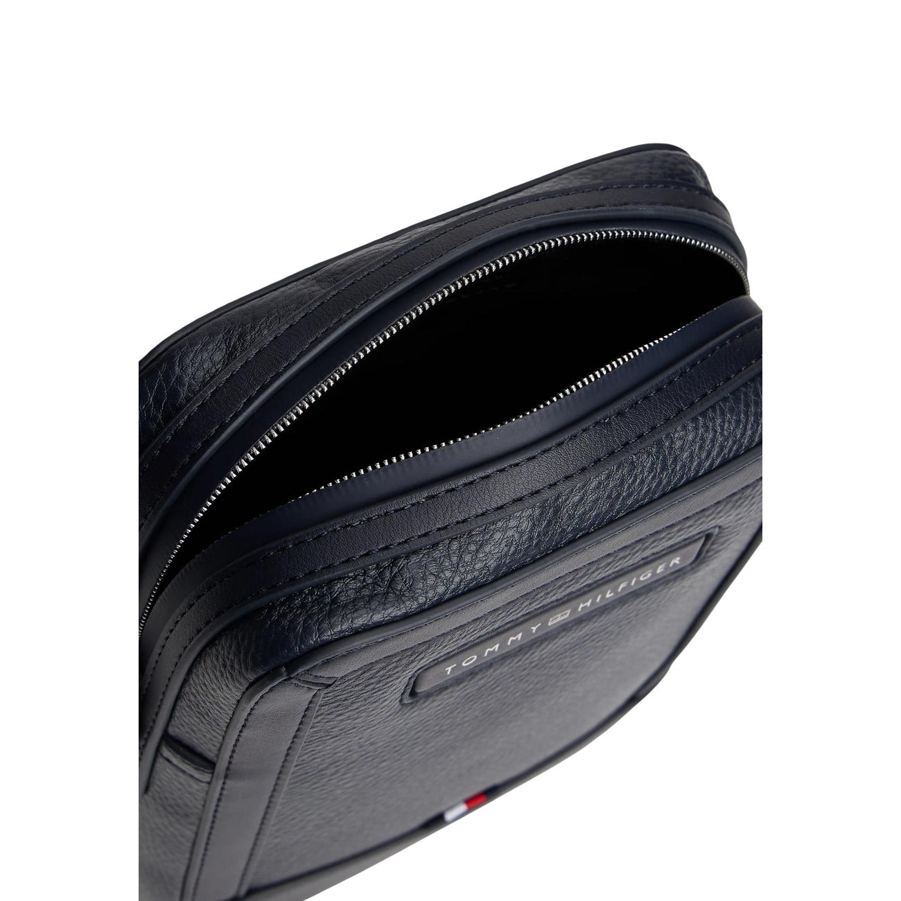 Tracolla uomo Tommy Hilfiger Mini Reporter; 100% Poliuretano. Logo applicato, tracolla regolabile, chiusura con zip. Borsa compatta uomo, versatile e moderna. Cerniera aperta