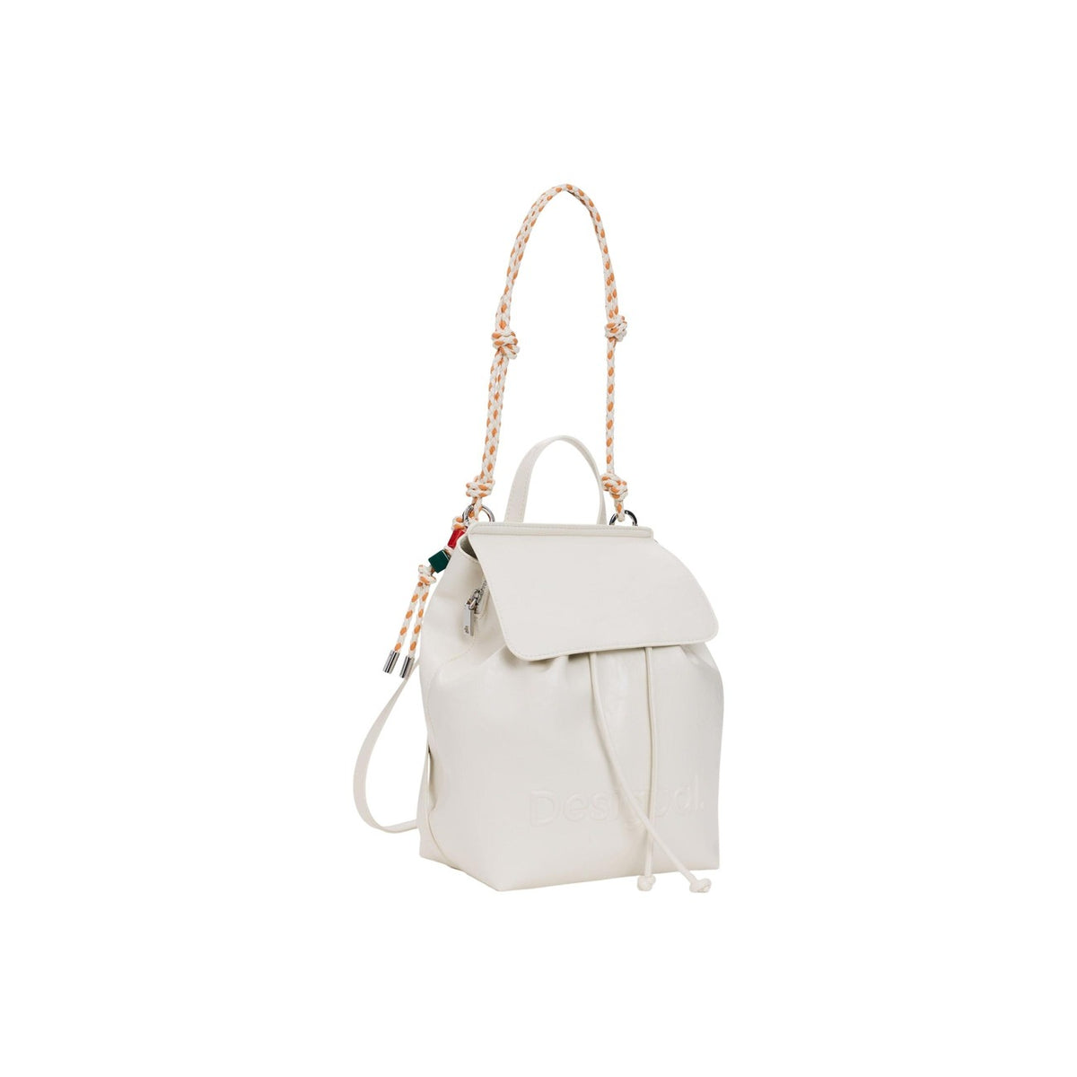 Zainetto Effetto Pelle; chiusura coulisse, tracolle intercambiabili, charm portacarte, logo tono su tono. Il design compatto e versatile della collezione SS26. Vista laterale