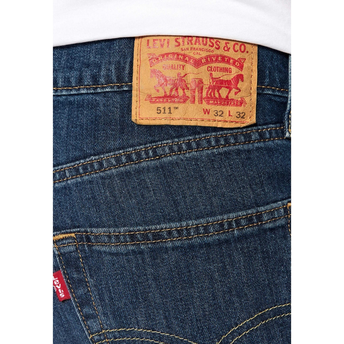 Jeans Levi's 511 uomo blu modello 04511-1163. Pantalone in denim classico blu scuro lavaggio pulito, taglio slim dritto moderno, elasticizzato e confortevole per outfit casual o formali.
