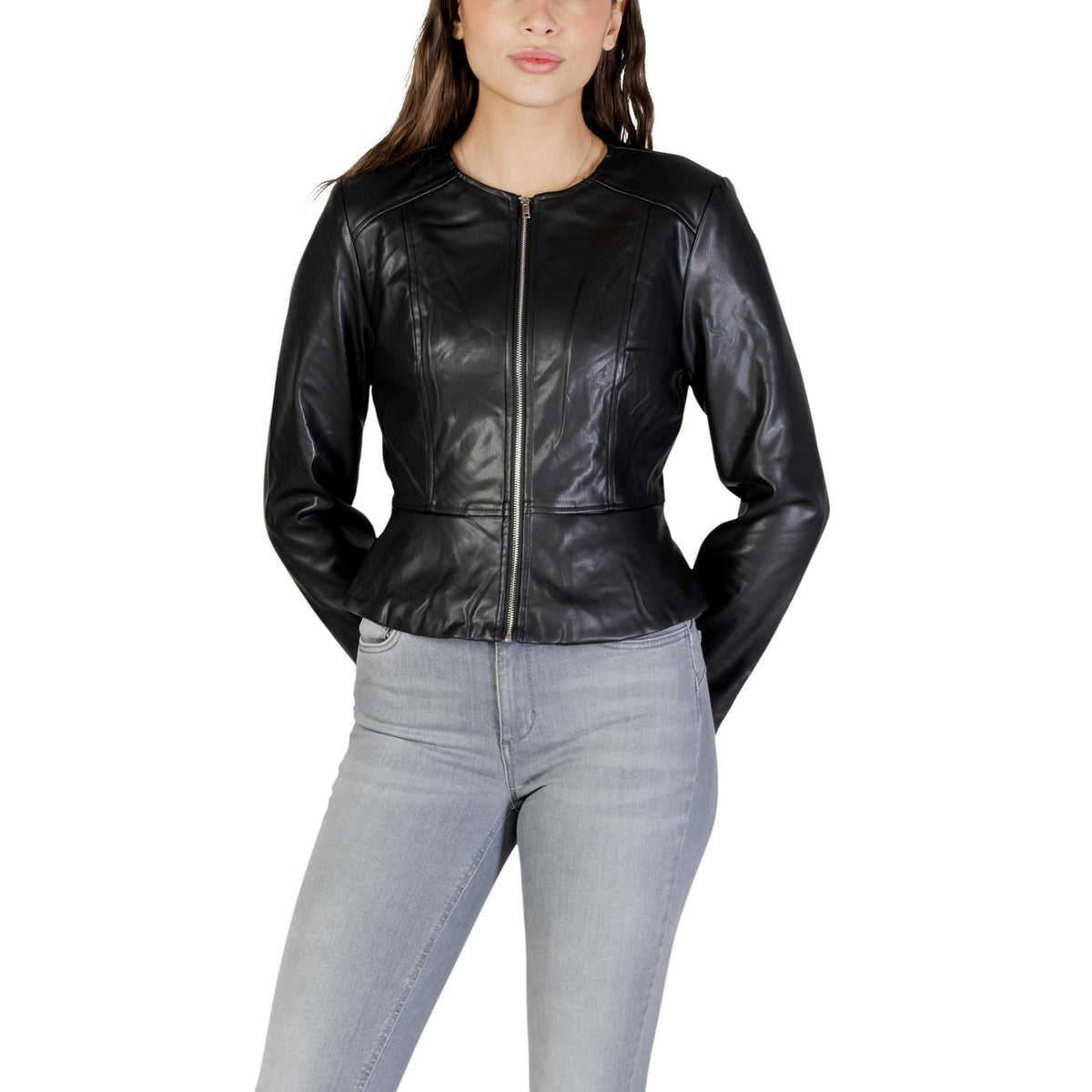 Giacca Jacqueline De Yong donna nera in pelle con cappuccio chiusura con cerniera 100% poliuretano - vista frontale indossata da modello figura intera