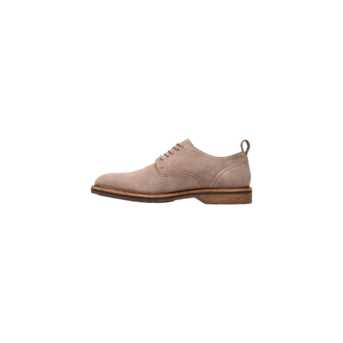 Scarpe stringate Clarks Aldwin Lace; 100% suede, design elegante, suola robusta. Versatilità e comfort per ogni occasione.