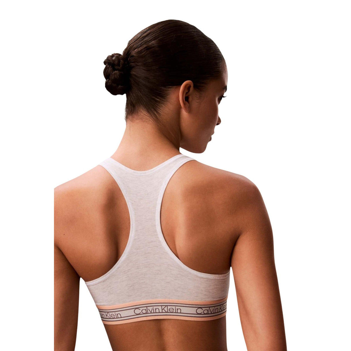 Bralette Sfoderata Bianco Donna Calvin Klein; Tessuto elasticizzato in cotone e modal con retro a vogatore e coppe senza imbottitura. Modello pull-on con fascia piatta senza cuciture, stile sportivo primavera-estate. Vista Posteriore