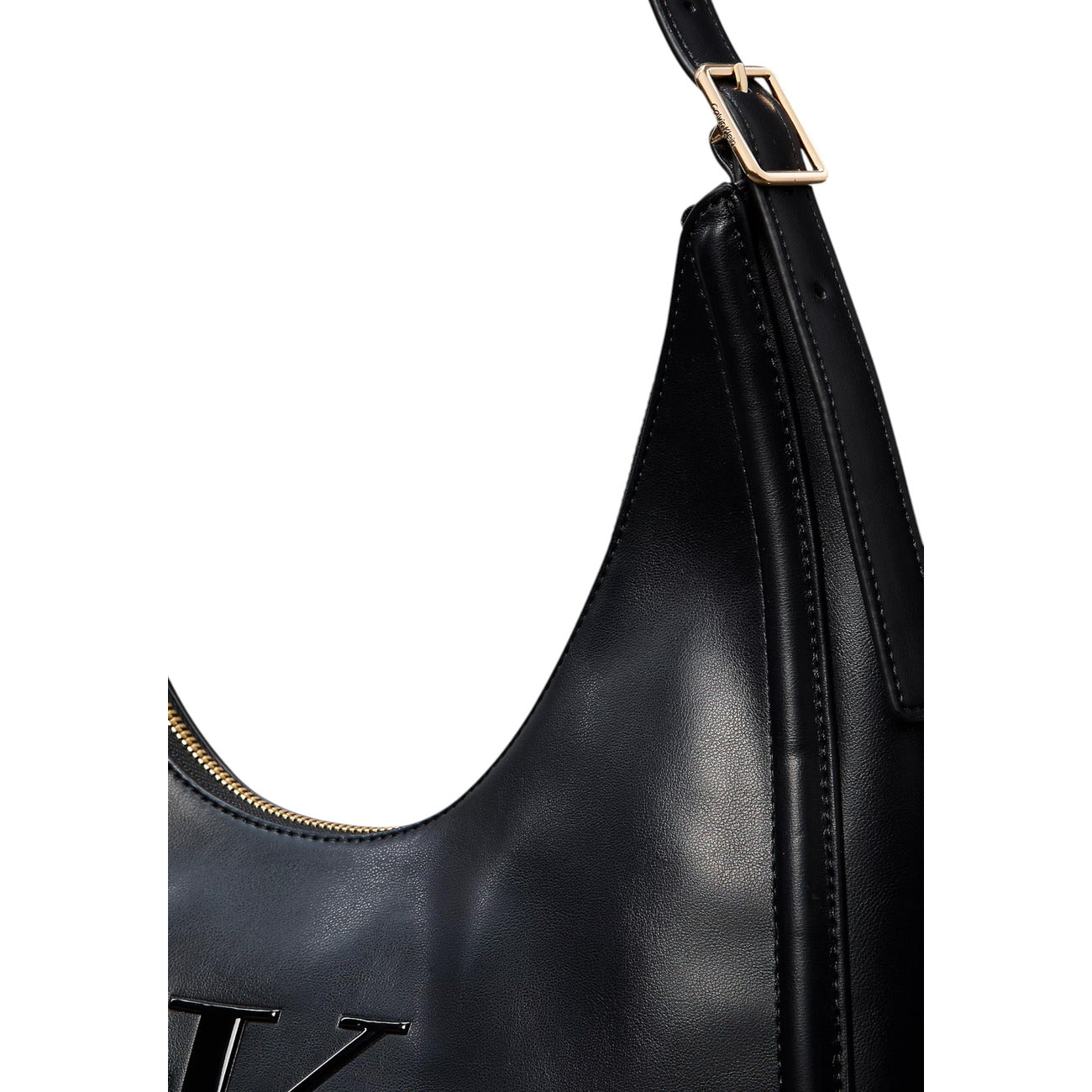 Borsa Mezzaluna Calvin Klein Bold; Nero. 100% Poliuretano morbido, stile hobo a spalla, chiusura zippata, logo CK in rilievo. Dimensioni medie (33 cm), design iconico e versatile 4 stagioni.