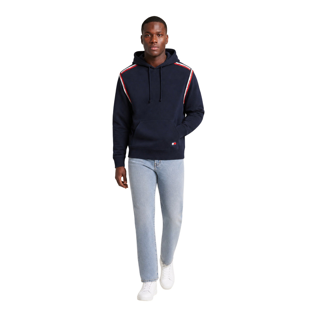 Felpa Cappuccio Uomo Tommy Hilfiger Jeans; Blu. 100% cotone rigenerato con tasca a marsupio, bande logo sulle spalle e scritte ricamate. Polsini a coste e vestibilità regolare, stile urban-casual. Figura intera frontale