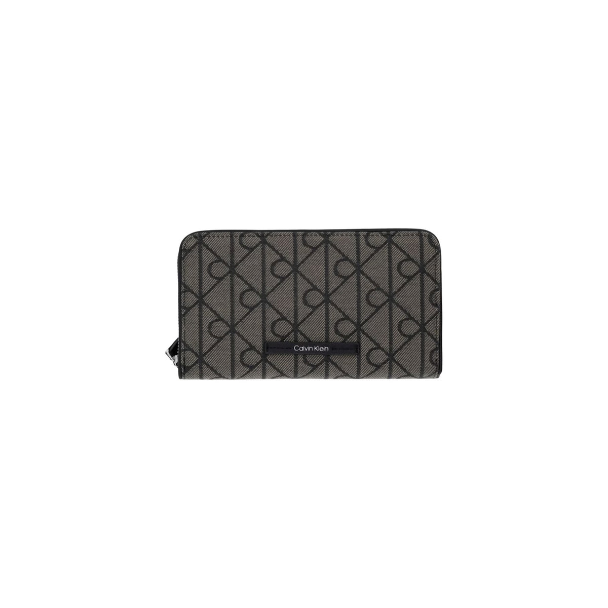 Portafoglio Porta Passaporto Donna Calvin Klein; Nero. Esterno in twill jacquard, interni in similpelle, chiusura con zip-around e blocco RFID antifrode. Scomparti interni per tessere, monete e biglietti aerei. Dimensioni: 19x11 cm. Vista frontale