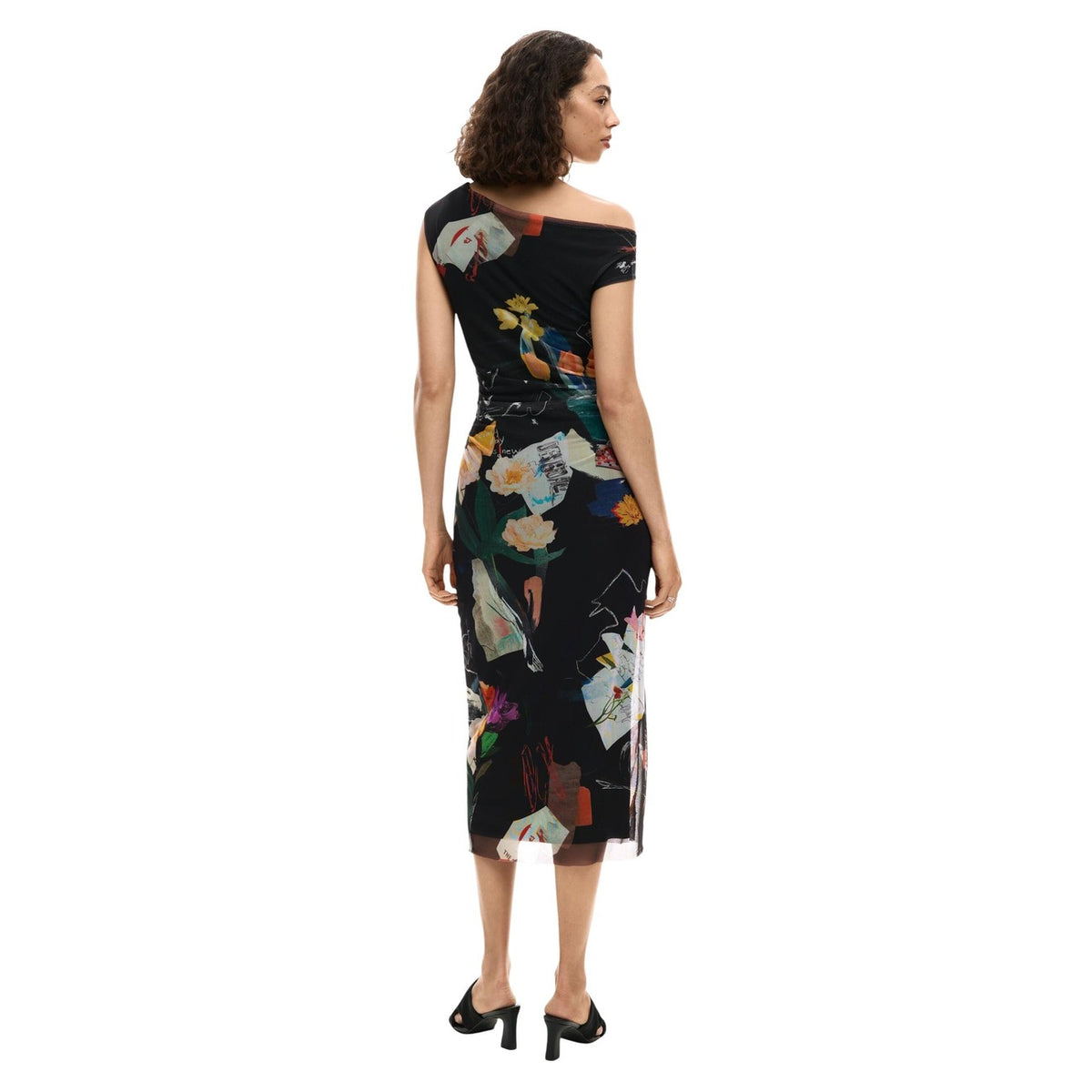Abito smanicato di lunghezza midi, realizzato in tessuto di tulle con fodera e stampa di diversi motivi in stile collage
Indossato da modella figura intera Vista posteriore