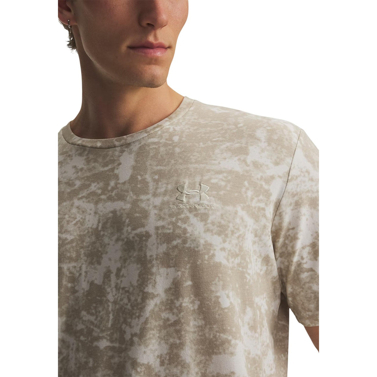 T-shirt Under Armour uomo beige modello 77-6013605. Maglietta tecnica a maniche corte girocollo beige con texture sfumata effetto marmo, tessuto leggero e traspirante in misto cotone per lo sport, l'allenamento e il tempo libero.