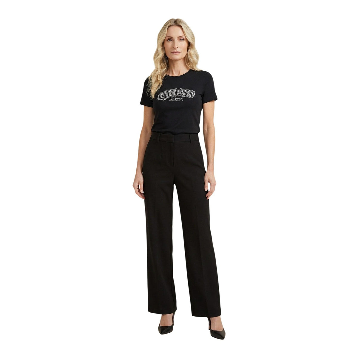 t-shirt nera a maniche corte da donna Guess LEONA. Realizzata in una morbida miscela di viscosa (96%) ed elastam/lycra (4%), logo Guess in rilievo sul petto, arricchito da dettagli decorativi. Scollo tondo Vista frontale