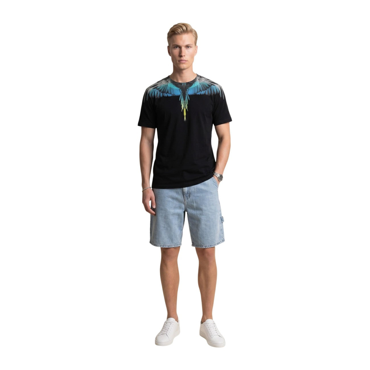 T-shirt County Of Milan; Nero. 100% Cotone premium. Iconica stampa ali su spalle e petto, vestibilità regular, girocollo. Stile urban-chic iconico, stagione 2026. Frontale intera