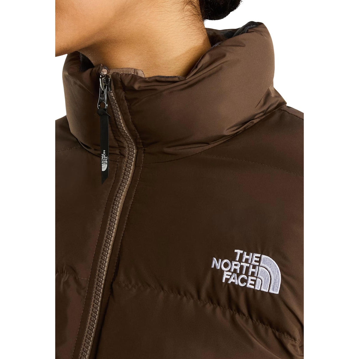 Piumino marrone donna The North Face Saikuru NF0A8GCB. Giacca invernale trapuntata in 100% poliestere ad alto isolamento termico con collo alto, cerniera frontale e tasche laterali con zip.