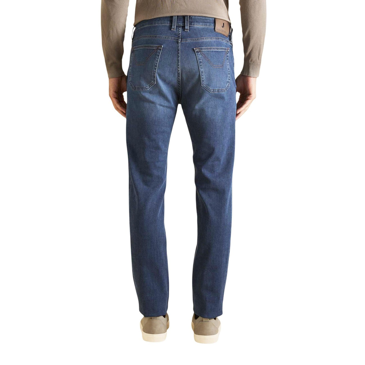 Jeans slim uomo Jeckerson JOHN; 5 tasche con toppe frontali, cotone elasticizzato, dettagli metallici logati. Il classico Jeckerson per ogni occasione. Vista posteriore