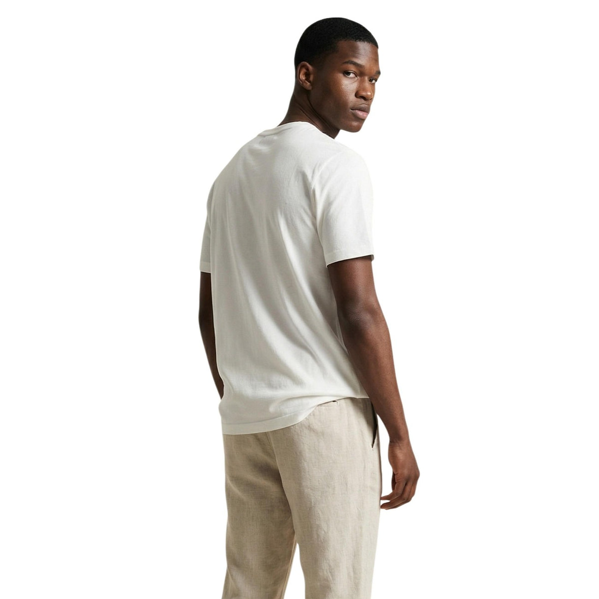 Gianni Lupo Maglia bianca in Filo S26; maglieria estiva a manica corta, tessuto fresco e setoso, perfetta per outfit smart-casual in abbinamento a pantaloni eleganti o denim. Vista posteriore
