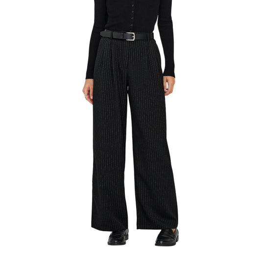 Only Pantaloni Palazzo Gessati nero. vita alta con pinces, tessuto fluido e sostenibile. Design slanciante con riga verticale, perfetto per un guardaroba professionale e moderno. Vista frontale