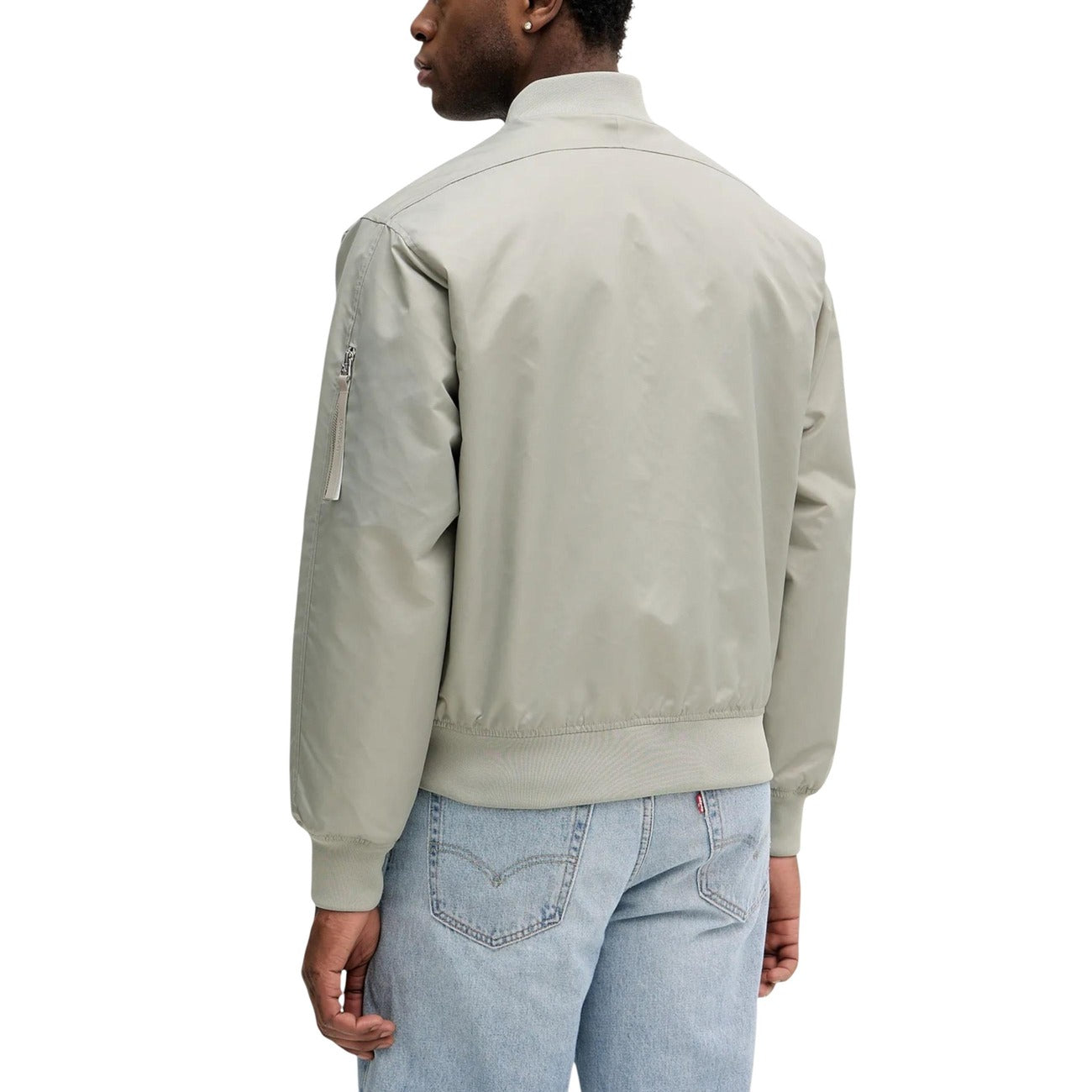 Bomber verde Calvin Klein Jeans HERO; 100% poliammide, chiusura a zip, tasche con patta, colletto coreana. Vestibilità regolare. Vista posteriore