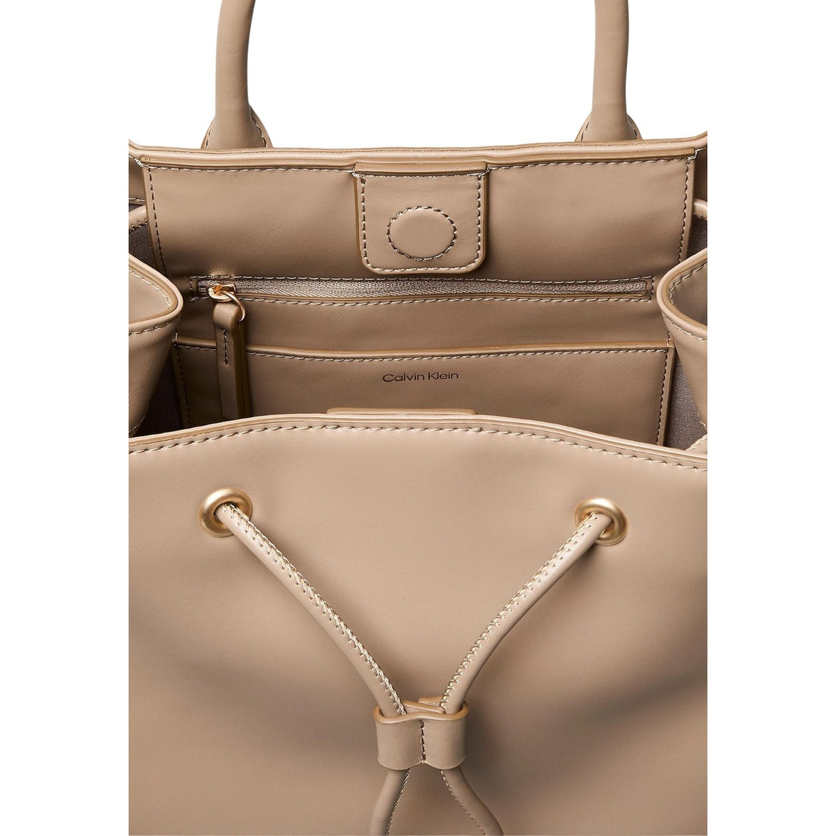 zaino beige Calvin Klein CK DRAWSTRING. Realizzato con una combinazione di 51% poliestere riciclato e 49% poliuretano chiusura con coulisse e dai dettagli metallici dorati. logo CK applicato sulla parte frontale.
