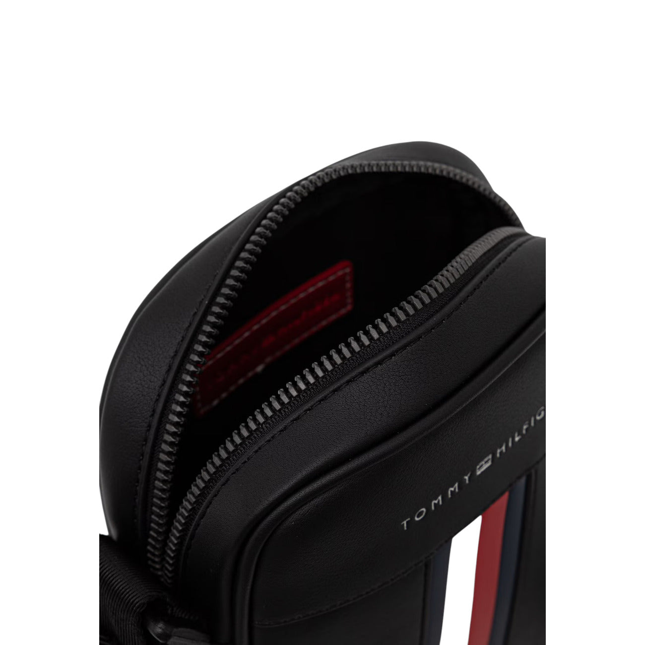 Borsa Reporter Uomo Tommy Hilfiger TH Metro; Nero. 100% Poliuretano liscio, chiusura superiore con zip, tracolla regolabile e nastro iconico frontale. Misure verticali e compatte (15x20 cm), capienza 1,85 litri. Vista aperta