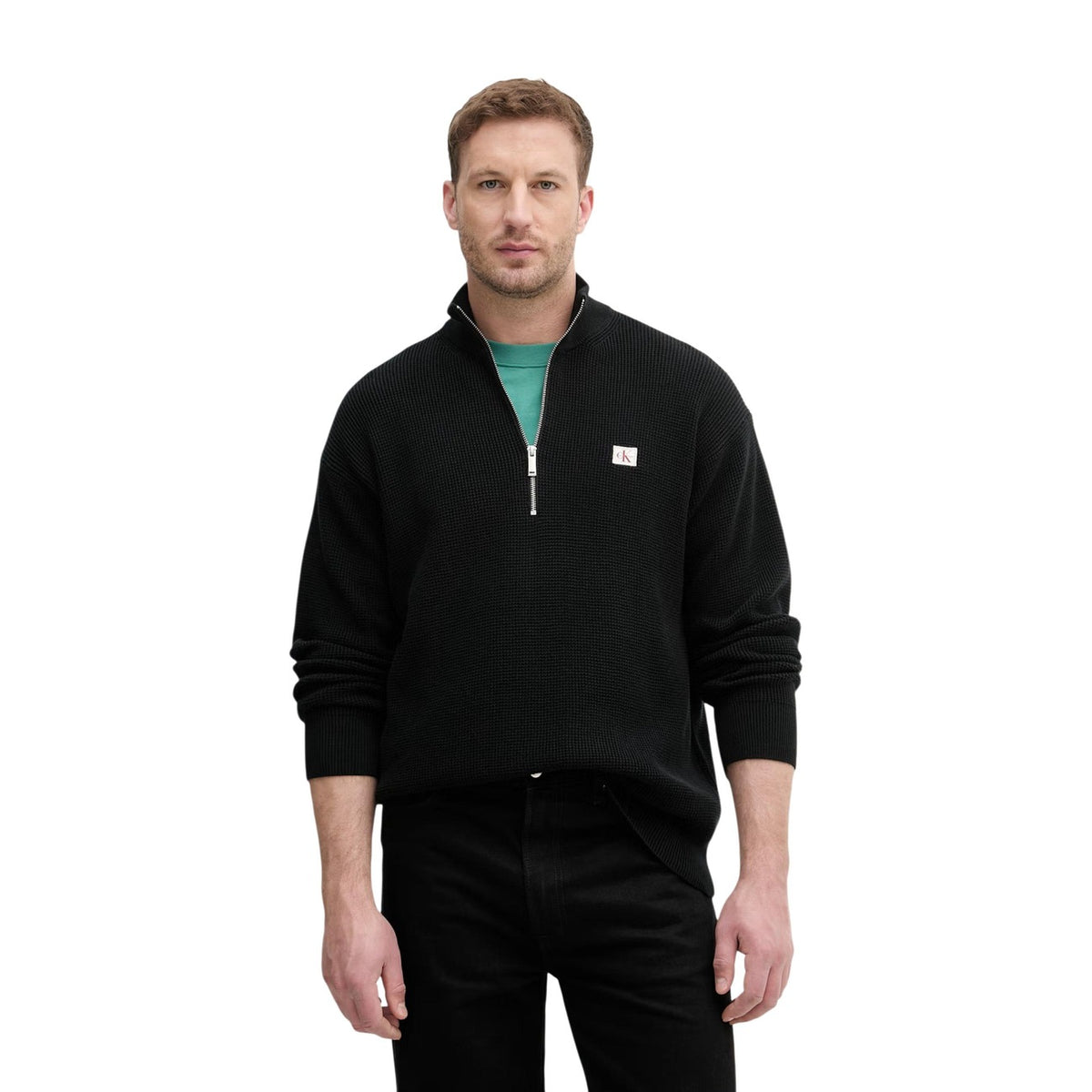 Maglione Nero con Zip Calvin Klein Jeans; 100% Cotone Pettinato. Lavorazione a nido d'ape, stemma monogramma, vestibilità comoda. Caldo, traspirante e versatile. Vista frontale