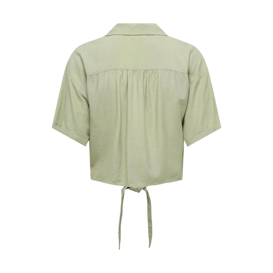 Camicia JDY Jdycaya; 90% viscosa, 10% lino. Taglio cropped con nodo, maniche corte, colletto classico. Tessuto fluido e traspirante, stile minimal-chic per l'estate. Colore verde vista posteriore