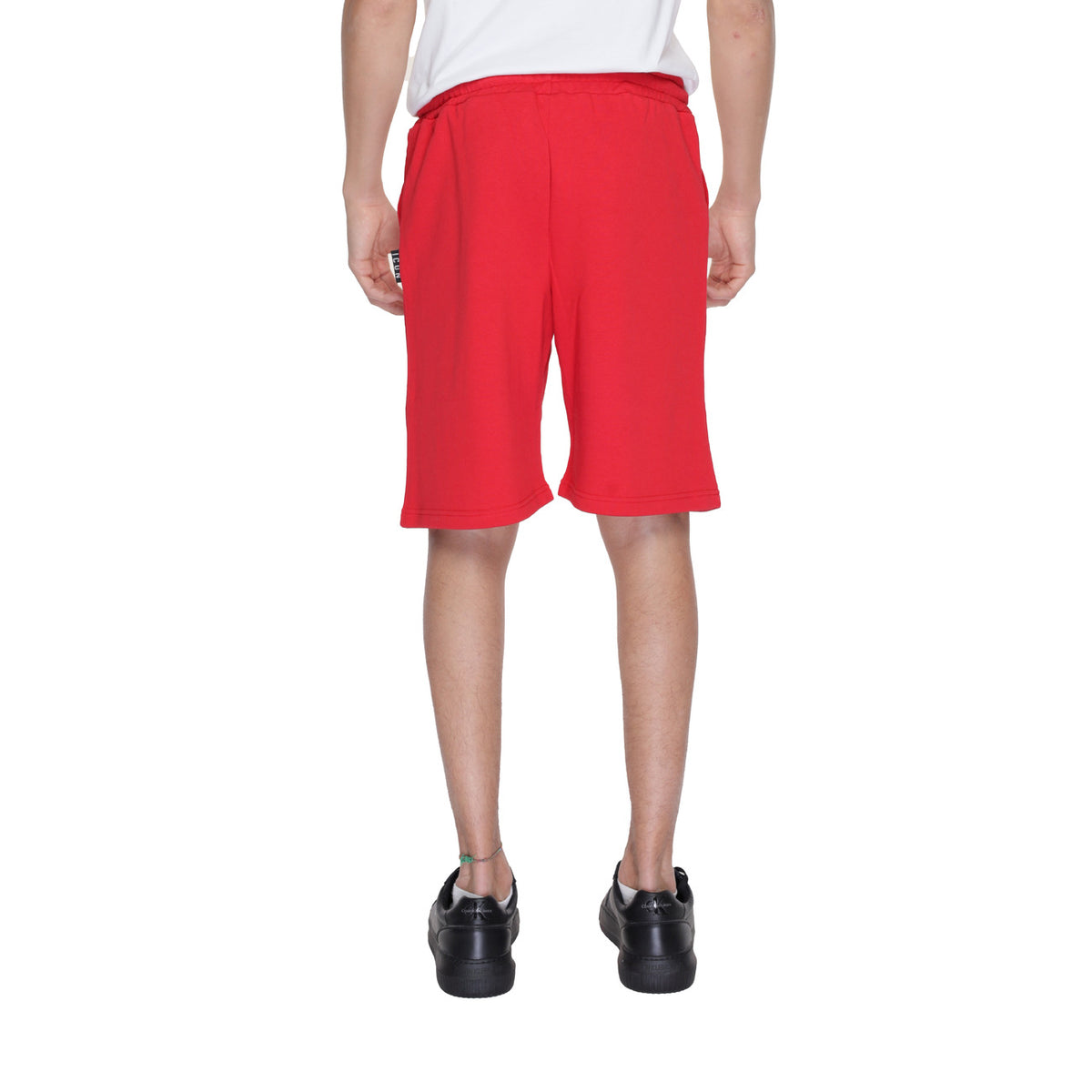 Bermuda Icon rossi da uomo logo grande realizzati in cotone con logo bianco frontale. Questi pantaloncini Icon uomo rossi sono caratterizzati da fit morbido con elastico in vita e tasche. Vista posteriore
