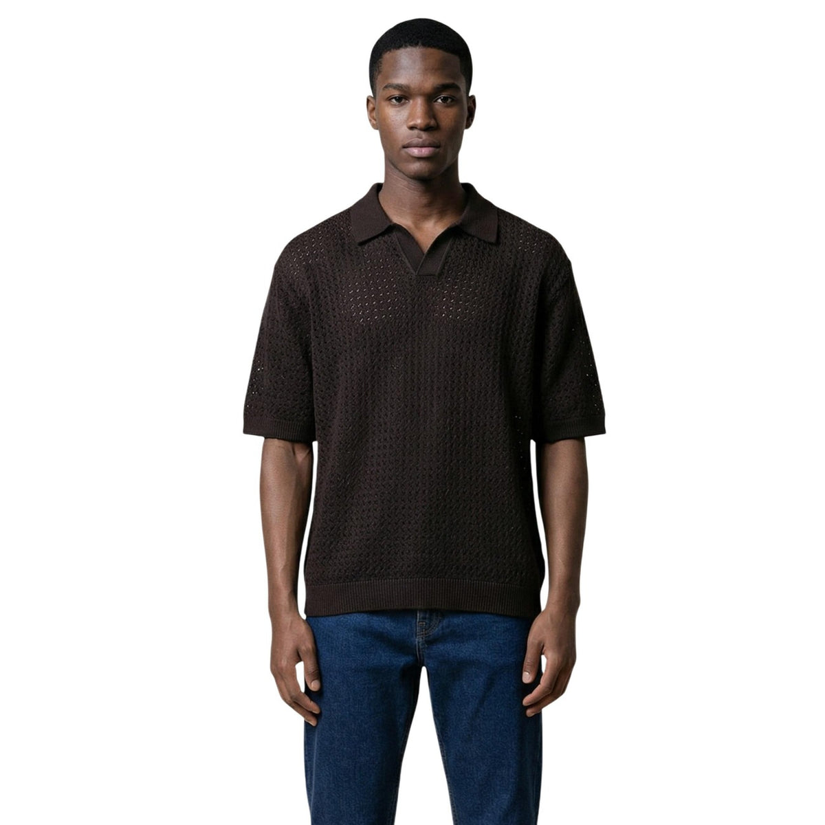 Only & Sons Polo Maglia Geometrica; design traforato, colletto coreana, scollo a V, 70% cotone riciclato. La polo estiva moderna, sostenibile e fresca. Colore marrone. Vista frontale