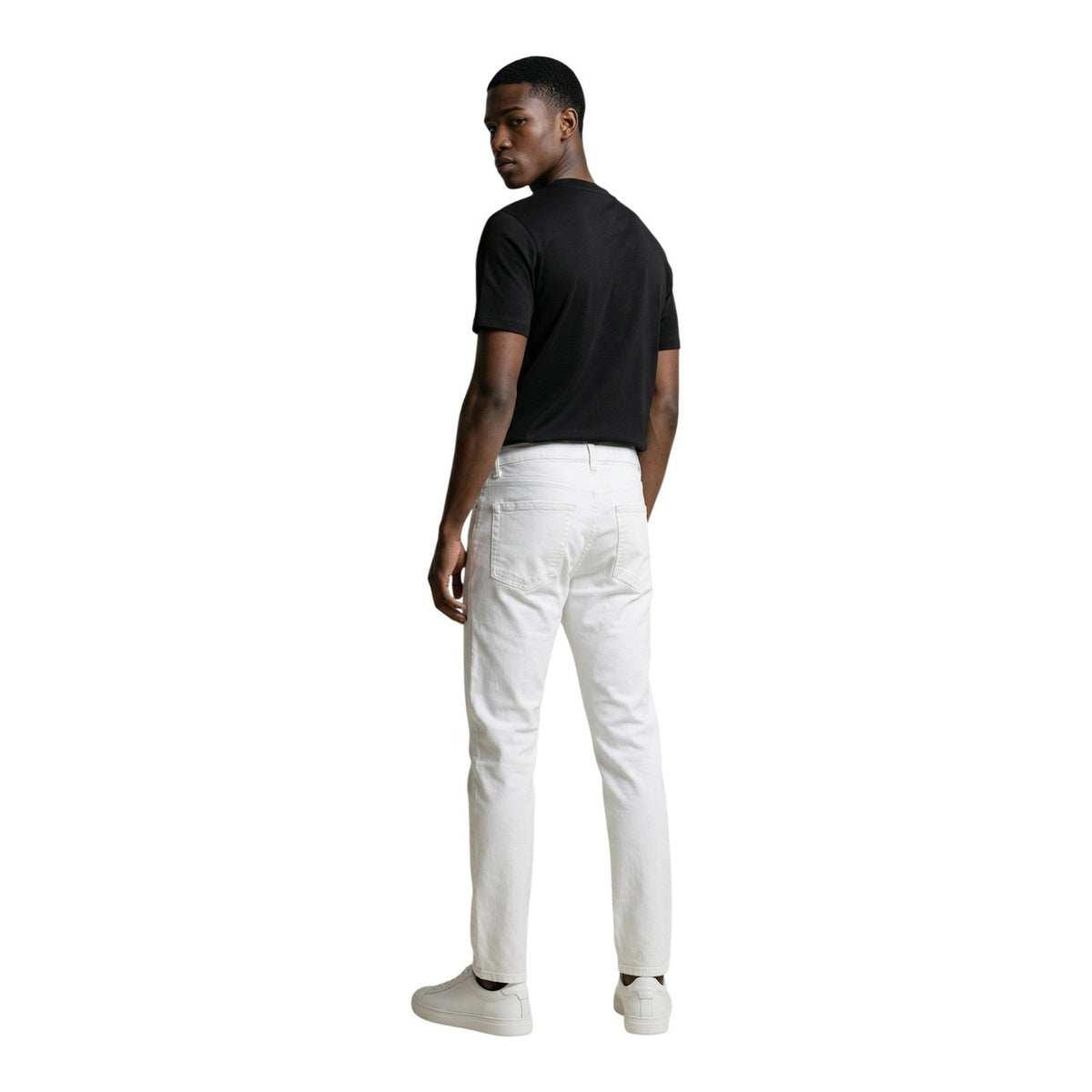 T-shirt uomo Tommy Hilfiger Jeans nera in cotone a maniche corte con stampa logo e scollo tondo vista posteriore figura intera indossata da modello